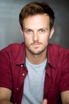 Alex Neal interpreta Flight Lieutenant Bob Grandin