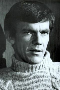 Peter Haskell interpreta Sullivan