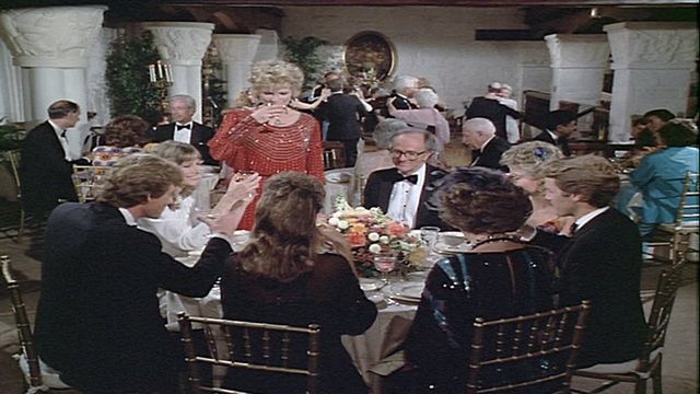 Una scena tratta dal film Cianuro a colazione