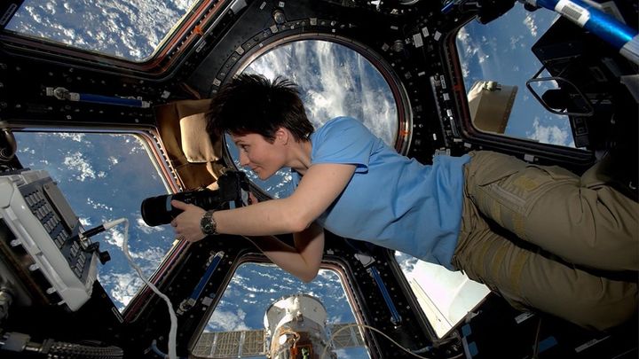 Una scena tratta dal film Astrosamantha - La donna dei record nello spazio