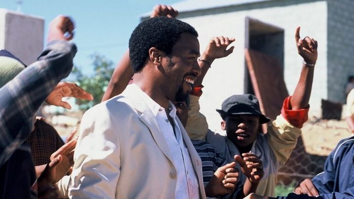 Una scena tratta dal film Red Dust