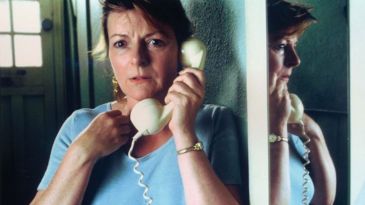 Una scena tratta dal film Segreti e bugie