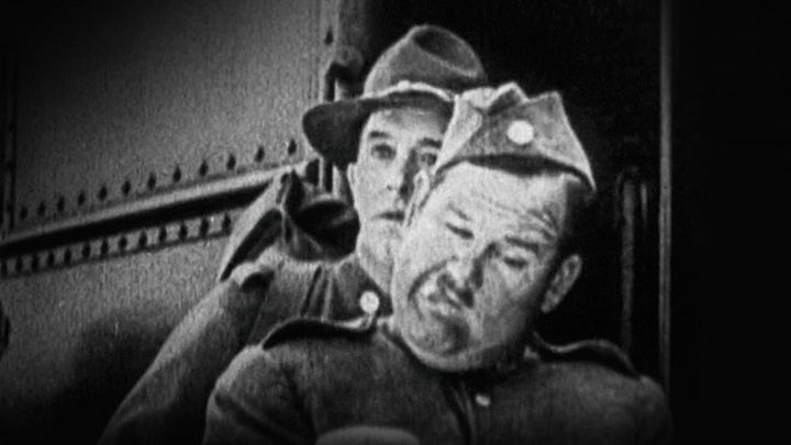 Una scena tratta dal film Con amore e fischi