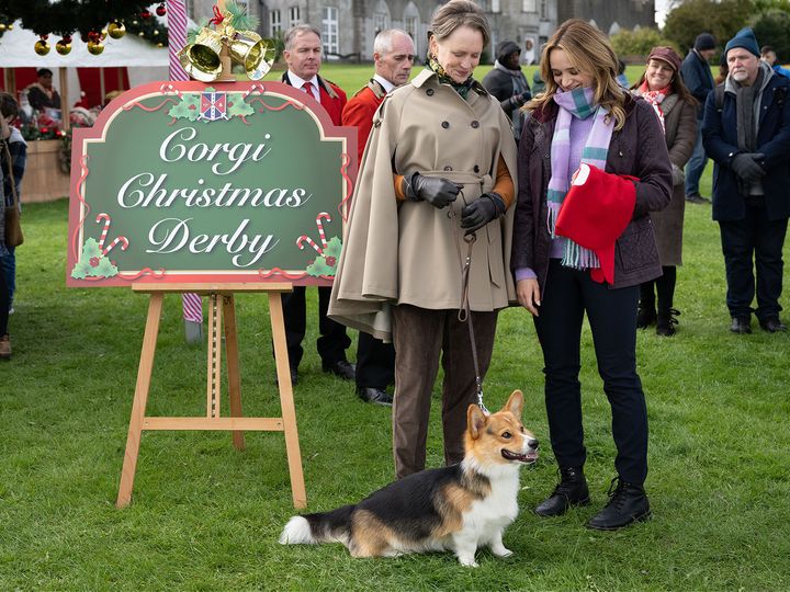 Una scena tratta dal film Un corgi sotto l'albero