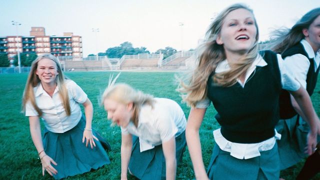 Una scena tratta dal film Il giardino delle vergini suicide