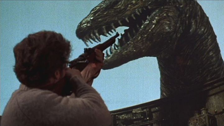 Una scena tratta dal film La terra dimenticata dal tempo