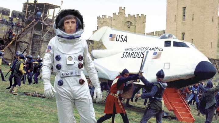 Una scena tratta dal film Un astronauta alla tavola rotonda