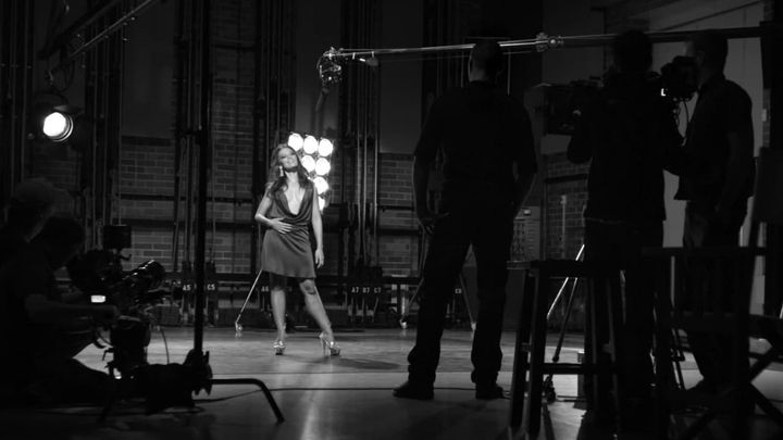 Una scena tratta dal film Black & White & Sex