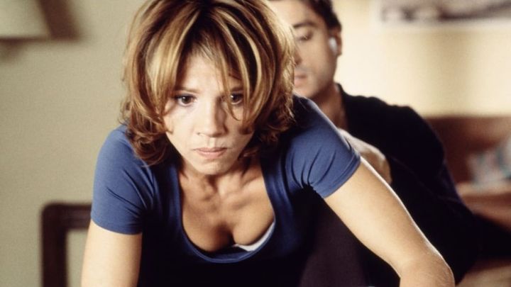 Una scena tratta dal film Tra le gambe