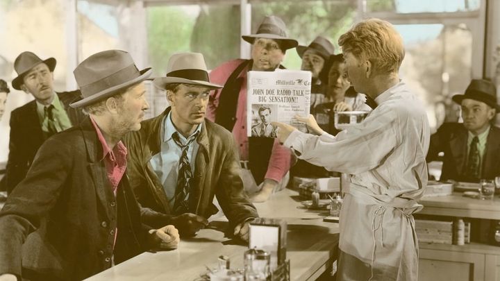 Una scena tratta dal film Arriva John Doe!