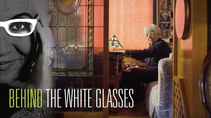 Una scena tratta dal film Dietro gli occhiali bianchi