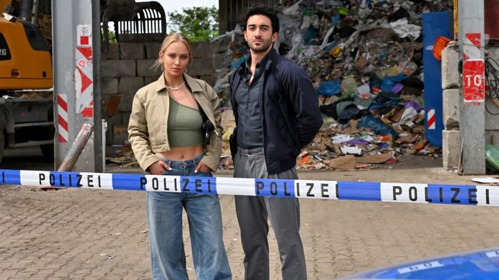 Una scena tratta dal film Un omicidio per due - Festa di compleanno