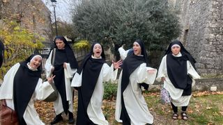 Tutte insieme all'abbazia