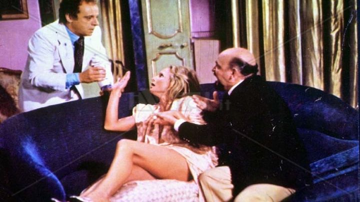 Una scena tratta dal film Spogliamoci così, senza pudor...