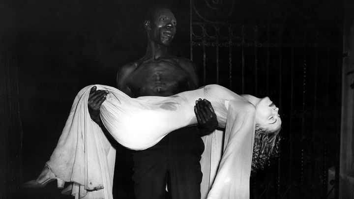 Una scena tratta dal film Ho camminato con uno zombi