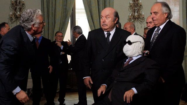 Una scena tratta dal film É forte un casino