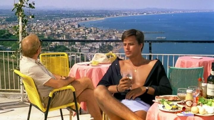 Una scena tratta dal film L'Ombrellone