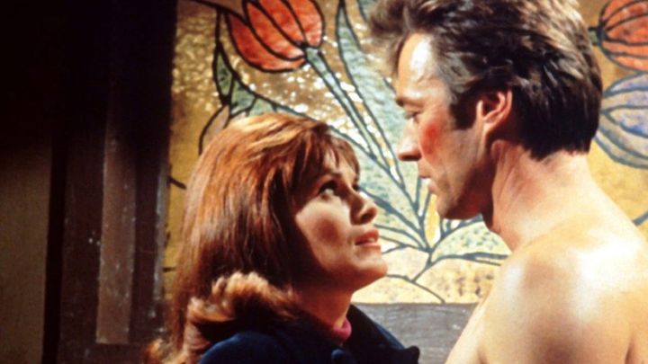 Una scena tratta dal film L'uomo dalla cravatta di cuoio