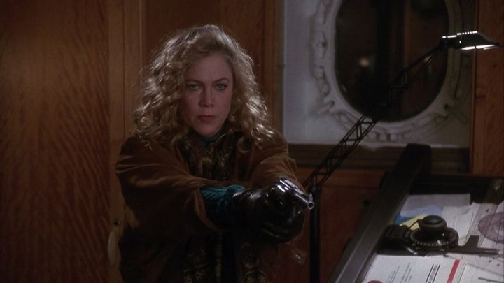 Una scena tratta dal film Detective coi tacchi a spillo