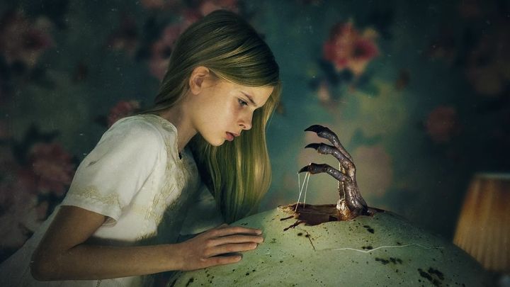 Una scena tratta dal film Hatching - La forma del male