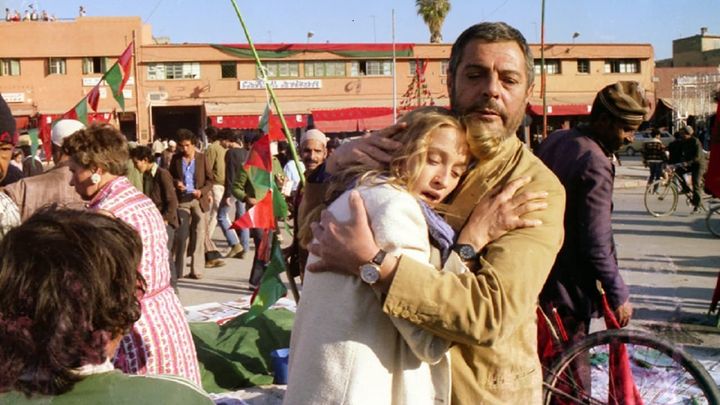 Una scena tratta dal film Oltre la porta