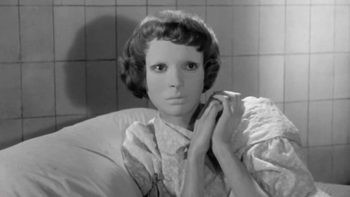 Una scena tratta dal film Occhi senza volto