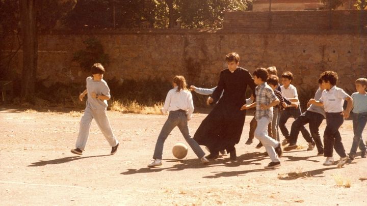 Una scena tratta dal film La messa è finita