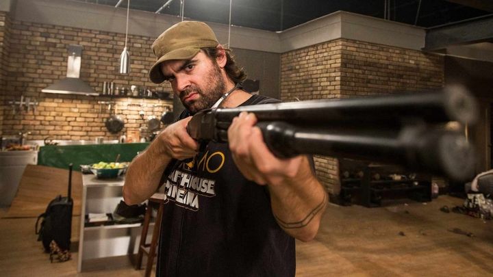 Una scena tratta dal film Everly