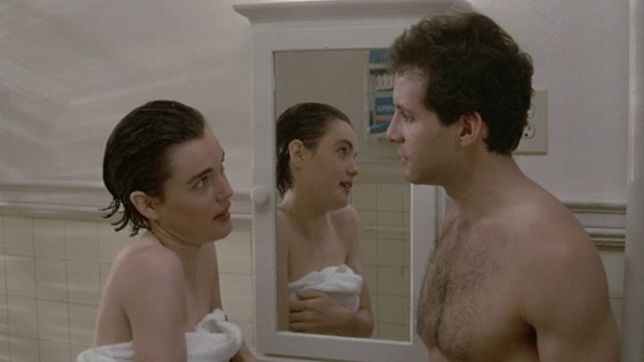 Una scena tratta dal film La finestra della camera da letto