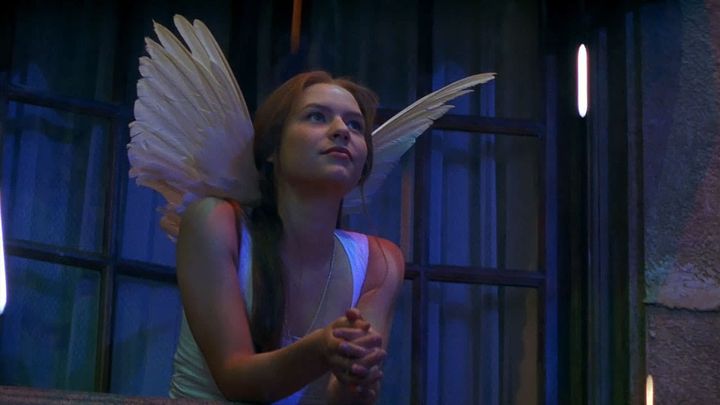 Una scena tratta dal film Romeo + Giulietta di William Shakespeare