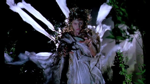 Una scena tratta dal film Dellamorte Dellamore