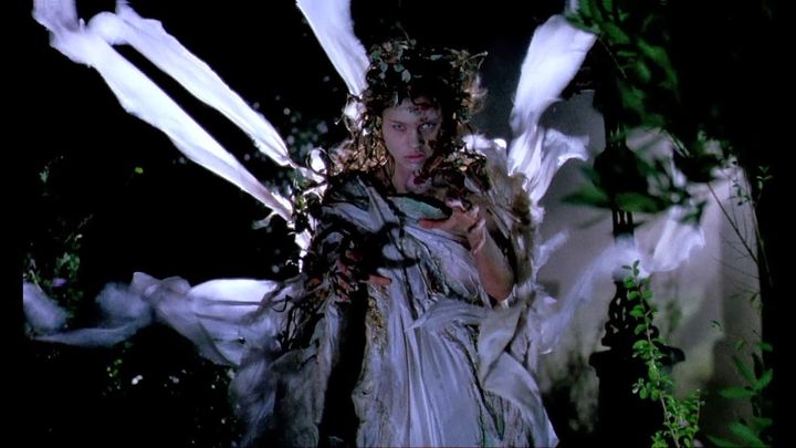 Una scena tratta dal film Dellamorte Dellamore