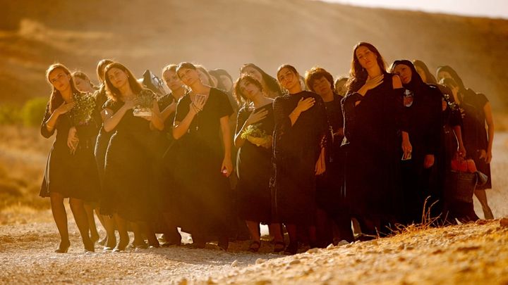 Una scena tratta dal film E ora dove andiamo?