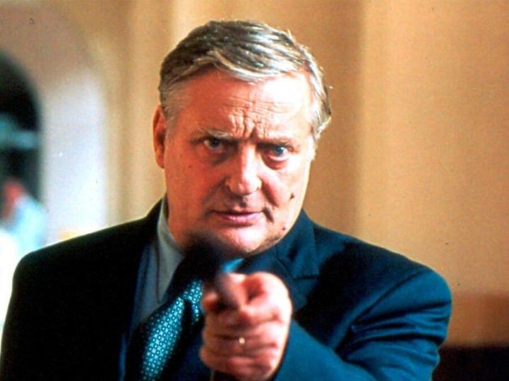 Una scena tratta dal film Maigret e il corpo senza testa