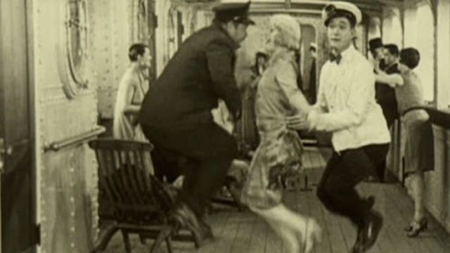 Una scena tratta dal film Marinai, in guardia!