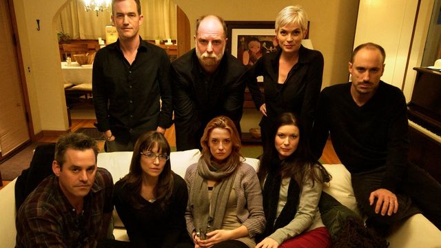 Una scena tratta dal film Coherence - Oltre lo spazio tempo