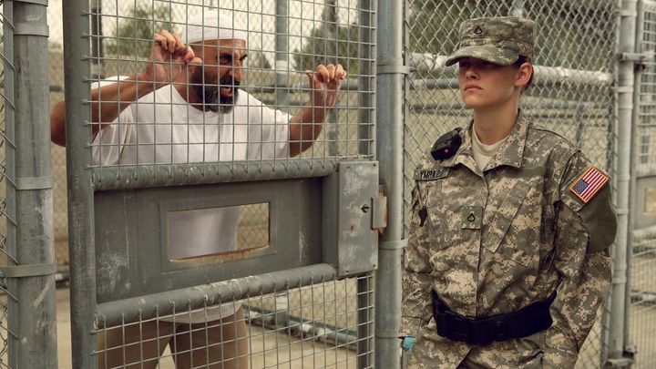 Una scena tratta dal film Camp X-Ray