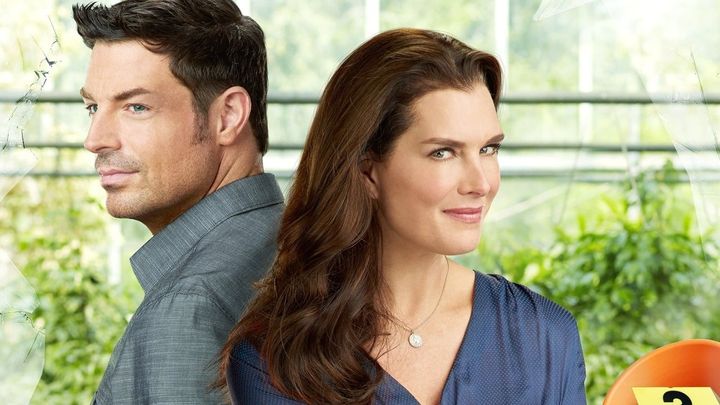 Una scena tratta dal film Fiori e delitti: Crisantemi preziosi