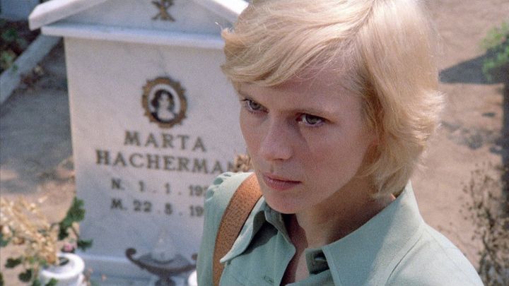 Una scena tratta dal film Il profumo della signora in nero