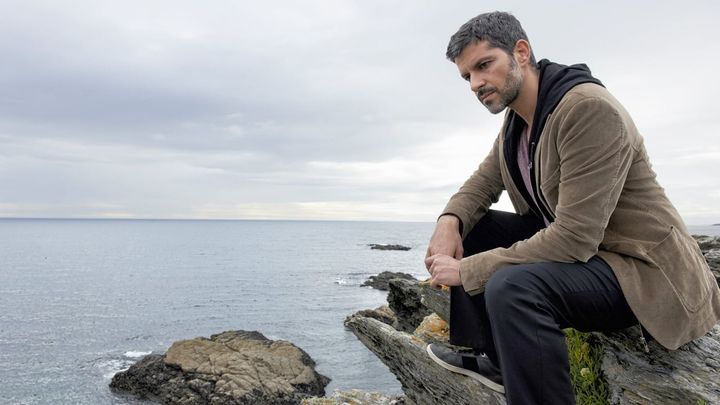 Una scena tratta dal film Il commissario Dupin: Natura morta in riva al mare