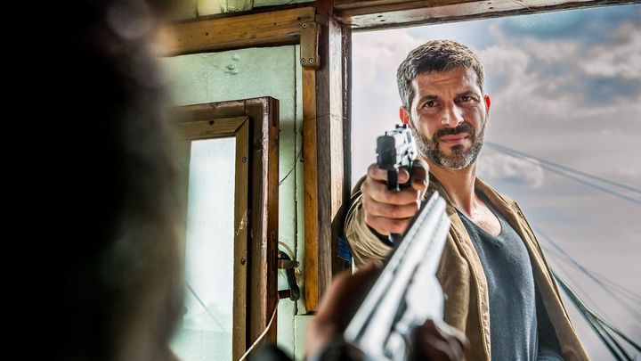 Una scena tratta dal film Il commissario Dupin: Un caffè amaro per il commissario Dupin
