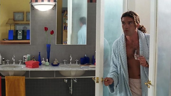 Una scena tratta dal film Two Much - Uno di troppo