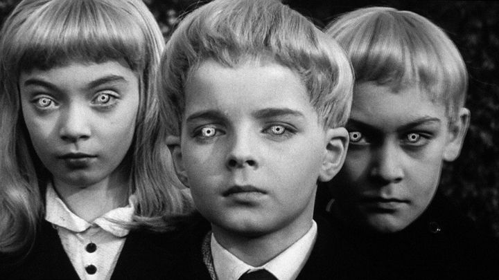 Una scena tratta dal film Il villaggio dei dannati