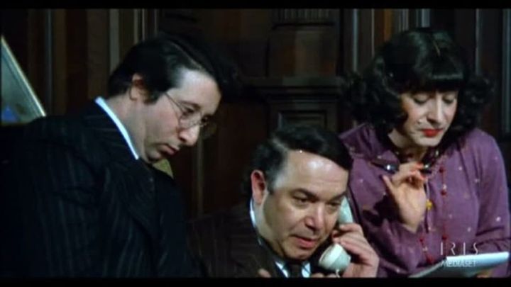 Una scena tratta dal film L'onorevole con l'amante sotto il letto