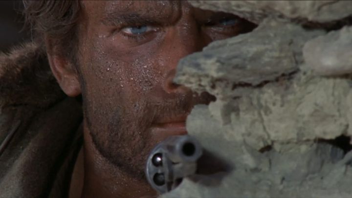 Una scena tratta dal film La collina degli stivali