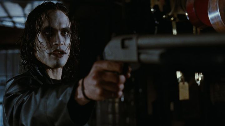 Una scena tratta dal film Il corvo - The Crow