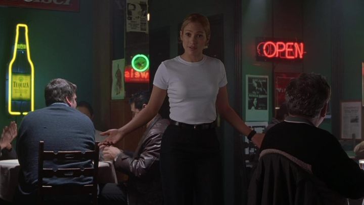Una scena tratta dal film Angel Eyes - Occhi d'angelo