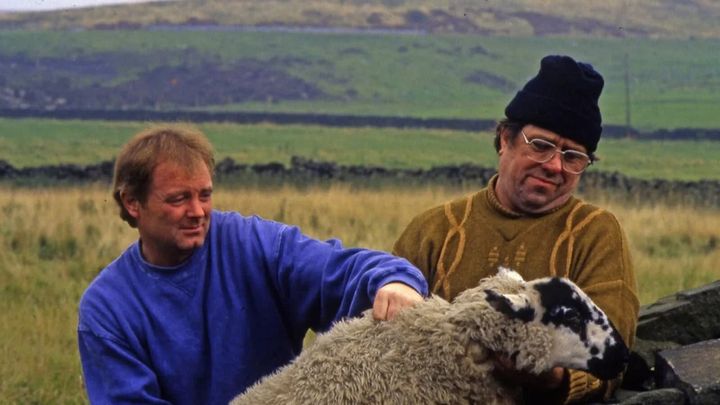 Una scena tratta dal film Piovono pietre