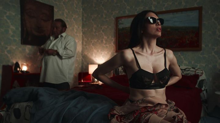 Una scena tratta dal film Occhiali neri