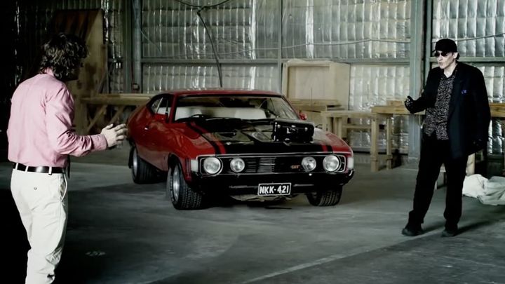 Una scena tratta dal film Drive Hard